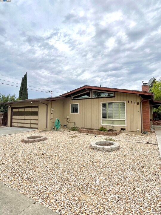 1115 N P St in Livermore, CA - Building Photo
