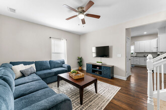 6136 Hopkins St NE in Covington, GA - Foto de edificio - Building Photo