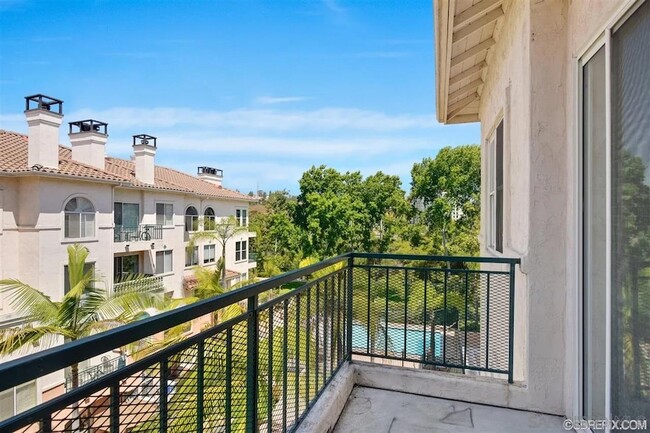 680 Camino De La Reina in San Diego, CA - Foto de edificio - Building Photo