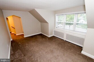 319 W Cir in Bristol, PA - Building Photo - Building Photo