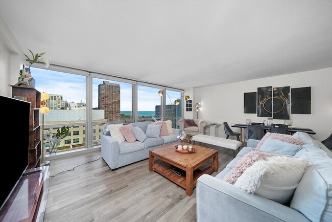 330 W Diversey Pkwy, Unit 1606 in Chicago, IL - Building Photo - Building Photo