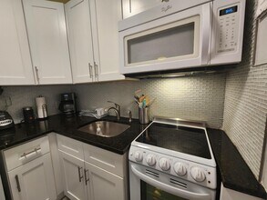 1006 SE 4th St in Boynton Beach, FL - Foto de edificio - Building Photo