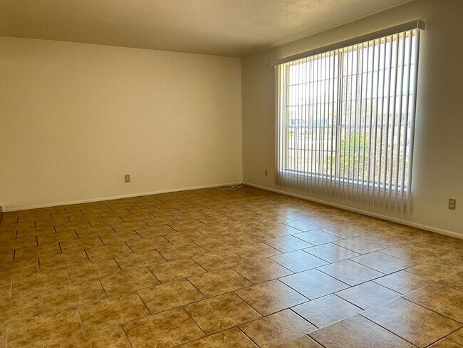 10807 W Kaler Dr in Glendale, AZ - Building Photo - Building Photo