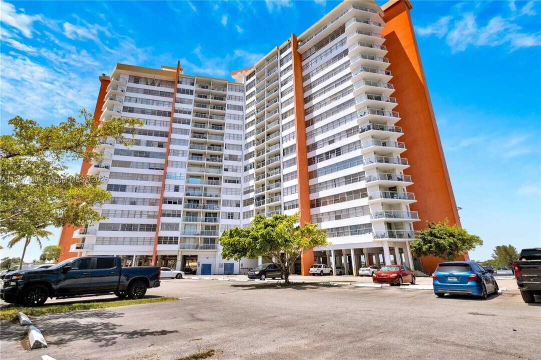 1351 NE Miami Gardens Dr in Miami, FL - Building Photo