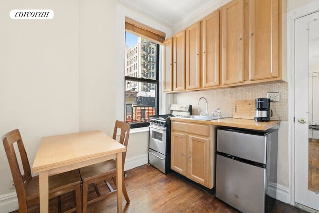 214 Mulberry St in New York, NY - Building Photo - Building Photo