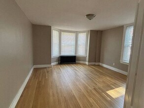 29 Webster St, Unit Spacious 3bdrm in Framingham, MA - Building Photo - Building Photo