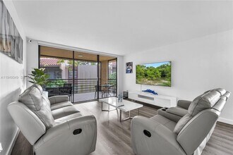 20841 San Simeon Way in Miami, FL - Building Photo - Building Photo