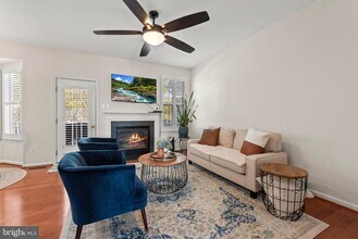 43286 Morven Square in Ashburn, VA - Building Photo - Building Photo