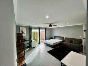 5585 E Pacific Coast Hwy in Long Beach, CA - Building Photo - Building Photo