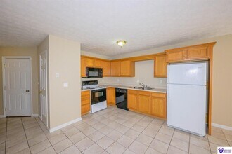 113 Poplar Cir in Radcliff, KY - Building Photo - Building Photo