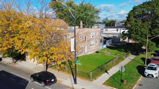 5004 W Armitage Ave, Unit 2F in Chicago, IL - Building Photo - Building Photo