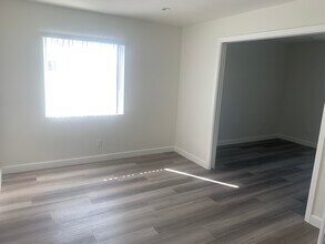 708 W Gage Ave, Unit 1 in Los Angeles, CA - Foto de edificio - Building Photo