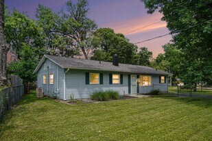 8490 Smallwood Ln in Cincinnati, OH - Building Photo
