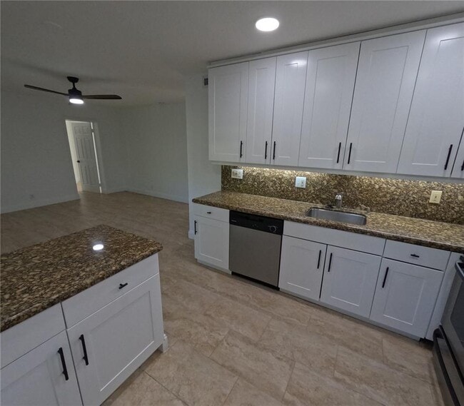 1423 Holly Heights Dr, Unit 15 in Fort Lauderdale, FL - Building Photo - Building Photo