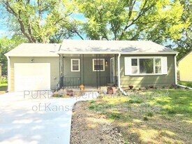 2416 SW 25th Dr in Topeka, KS - Building Photo