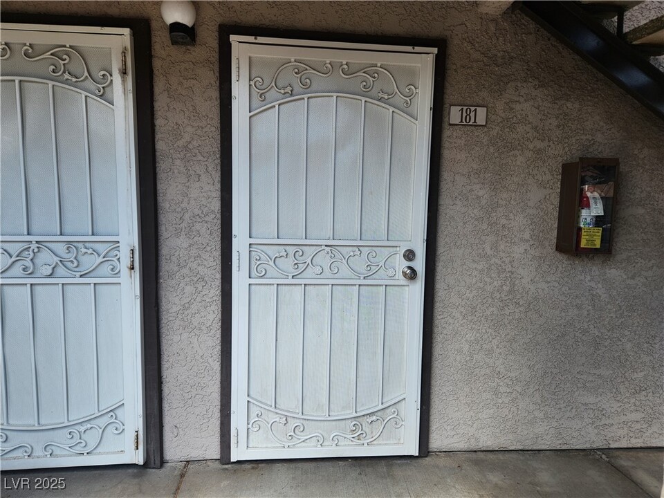 2606 S Durango Dr in Las Vegas, NV - Building Photo