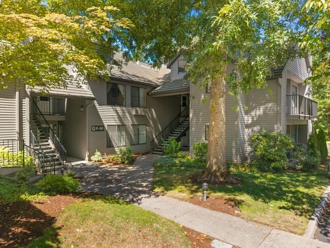 4000 Carman Dr in Lake Oswego, OR - Foto de edificio - Building Photo