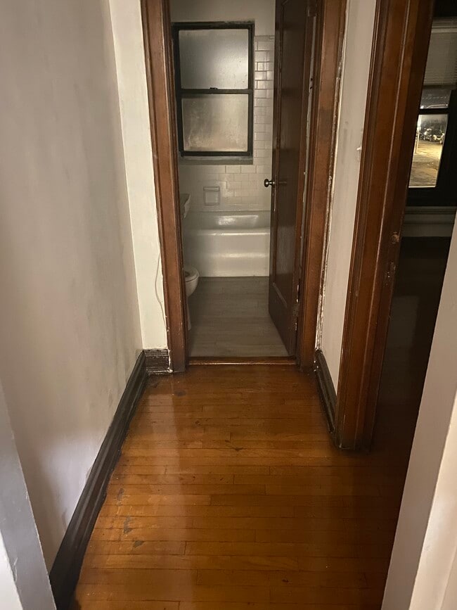 7952 S Colfax Ave, Unit 203 in Chicago, IL - Building Photo - Building Photo