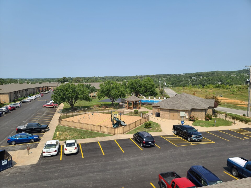 White River Mountain Apartments in Hollister, MO - Building Photo