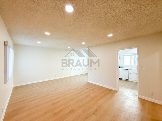 13129 Oxnard St
