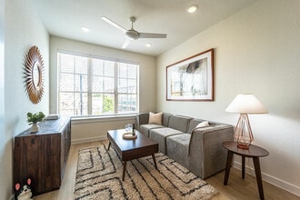 St Mary's & Elmira Flats in San Antonio, TX - Foto de edificio - Building Photo