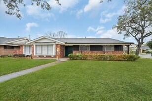 4002 Martinshire Dr in Houston, TX - Building Photo