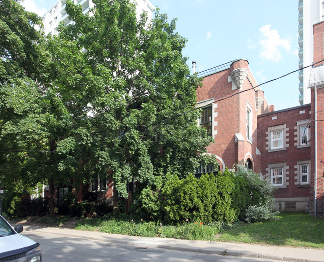 110 Hepbourne St in Toronto, ON - Building Photo - Primary Photo