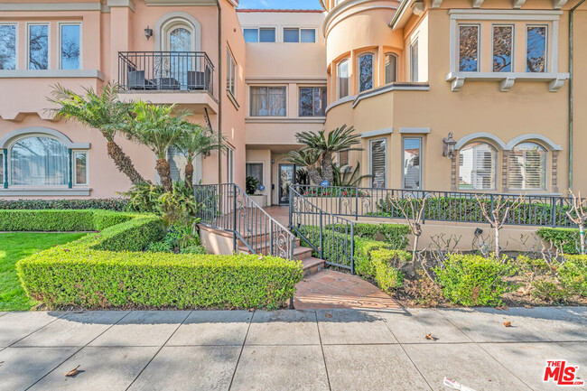 143 N Arnaz Dr in Beverly Hills, CA - Foto de edificio - Building Photo