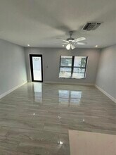 122 SW 12th Ave in Delray Beach, FL - Foto de edificio - Building Photo