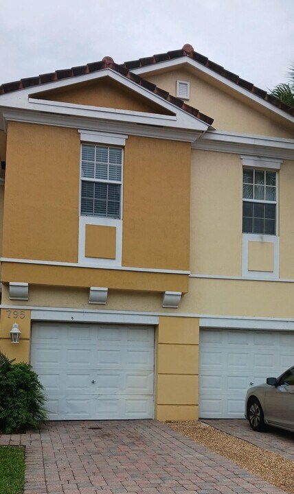 795 Pipers Cay Dr in West Palm Beach, FL - Foto de edificio