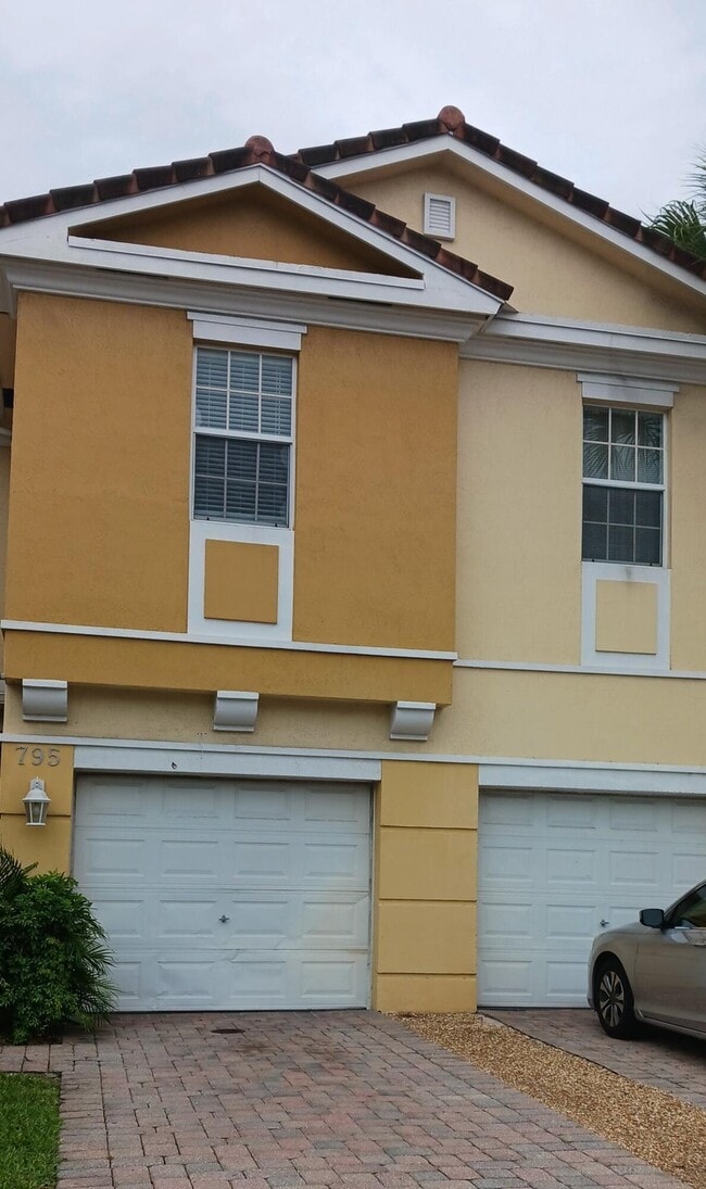 property at 795 Pipers Cay Dr