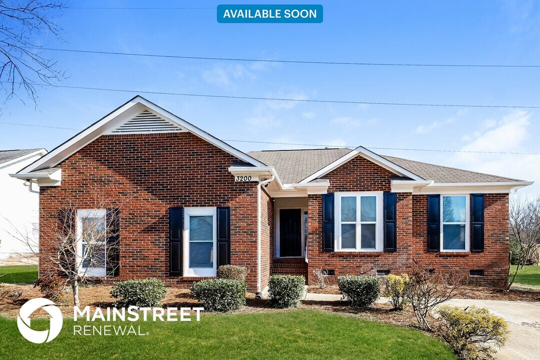 3200 Fairington Dr in Indian Trail, NC - Building Photo