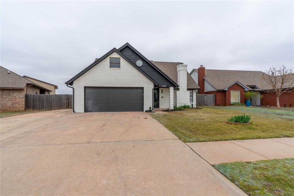 1104 N Avery Dr in Moore, OK - Building Photo