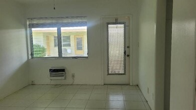 742 SE 19th Ave in Deerfield Beach, FL - Building Photo - Building Photo