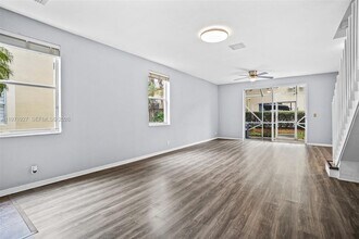 2167 Hacienda Terrace in Weston, FL - Foto de edificio - Building Photo