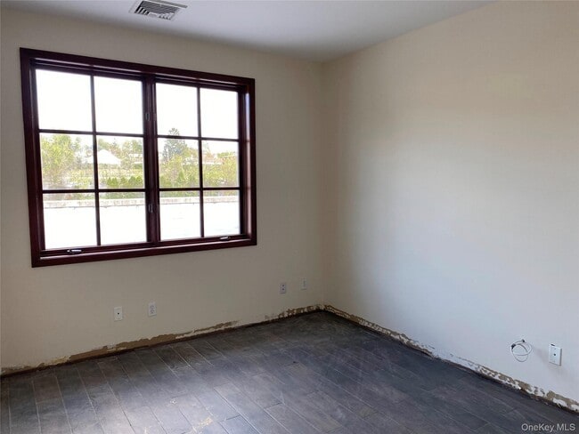 21 Cedar Swamp Rd in Glen Cove, NY - Building Photo - Building Photo