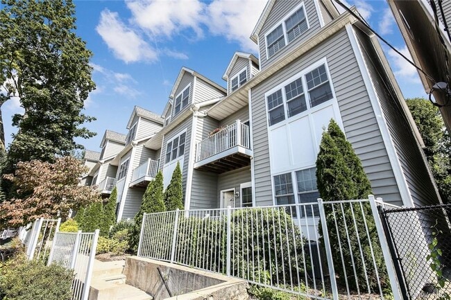 297 W Post Rd in White Plains, NY - Building Photo - Building Photo