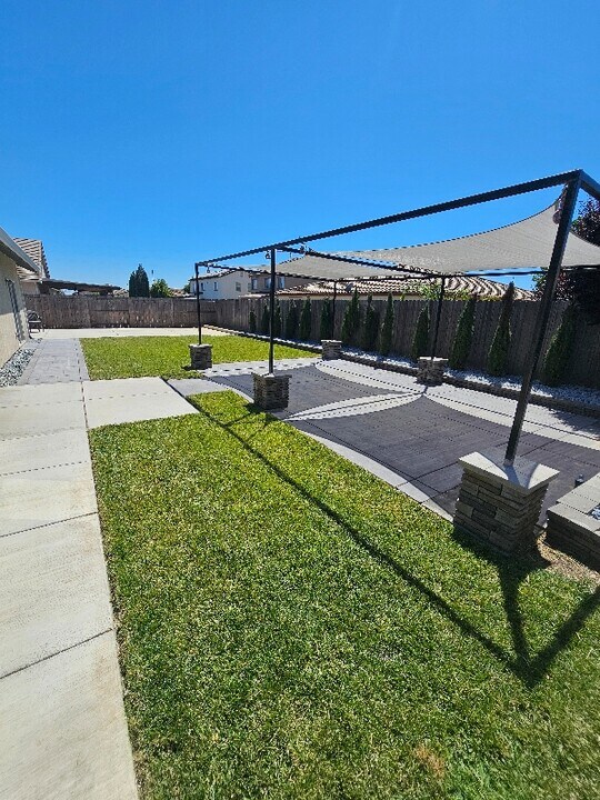 4048 Larner Way in Olivehurst, CA - Foto de edificio