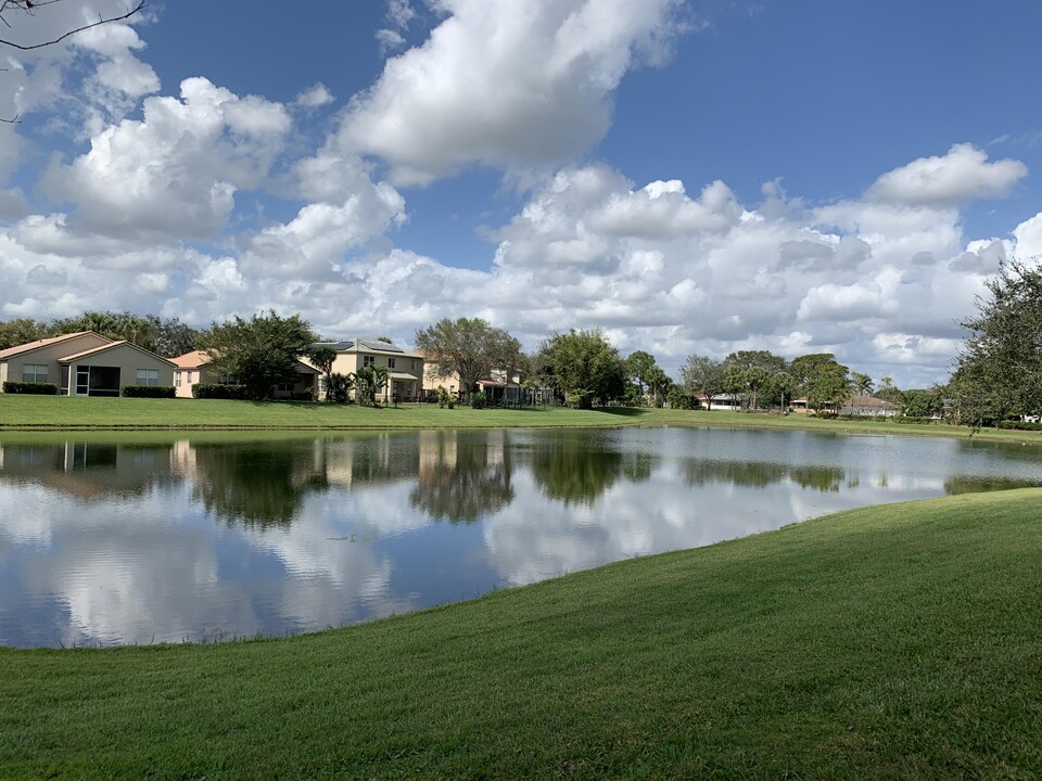 211 River Bluff Ln in Royal Palm Beach, FL - Foto de edificio