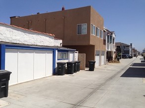 Newport Beach Triplex in Newport Beach, CA - Foto de edificio - Building Photo