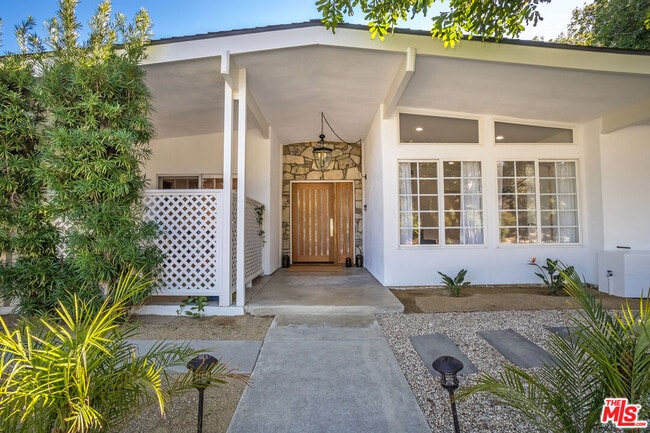 23826 Burbank Blvd in Los Angeles, CA - Building Photo - Building Photo