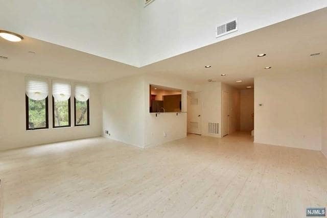 798 Spinnaker Ct in Secaucus, NJ - Building Photo - Building Photo