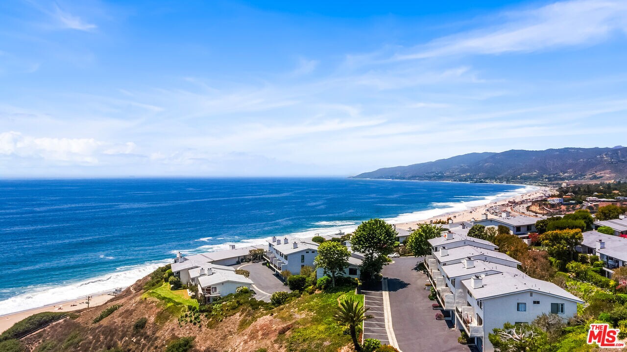 6824 Las Olas Way in Malibu, CA - Building Photo