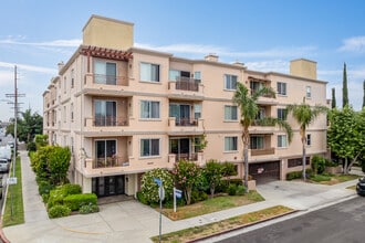 Califa Court in Valley Village, CA - Foto de edificio - Building Photo