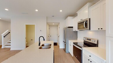 908 Willow Pl in River Falls, WI - Foto de edificio - Building Photo