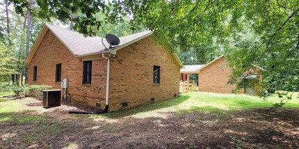 3021 Puetts Chapel Rd in Dallas, NC - Building Photo - Building Photo