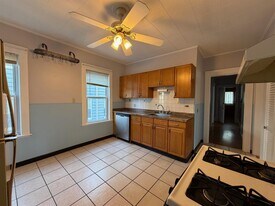 127 Walnut St, Unit 2 in Somerville, MA - Building Photo