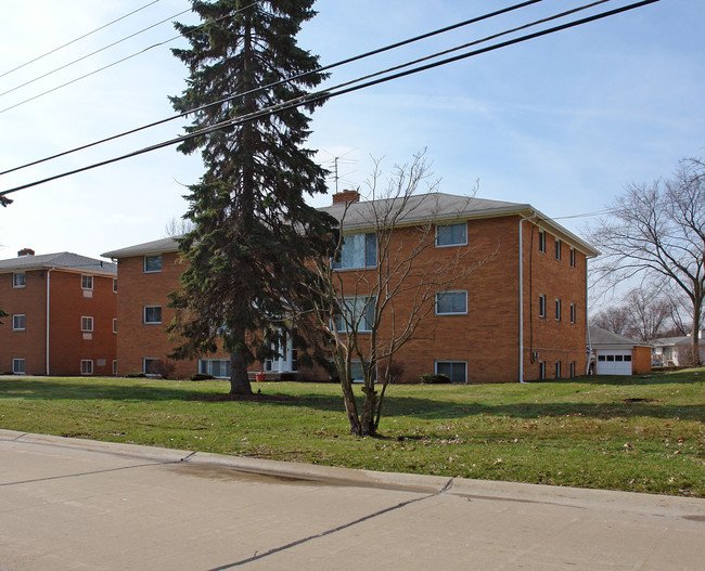 2896 Chamberlain Rd in Akron, OH - Foto de edificio - Building Photo