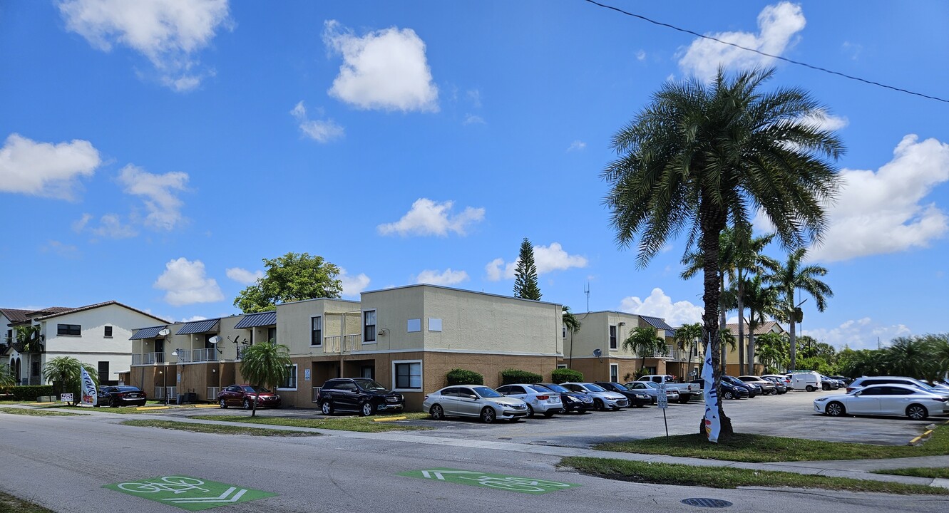 Miramar 6141 in Miramar, FL - Foto de edificio