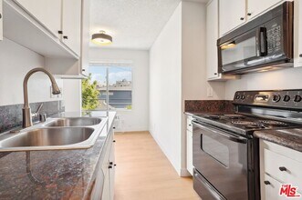 1352 S Carmelina Ave in Los Angeles, CA - Foto de edificio - Building Photo